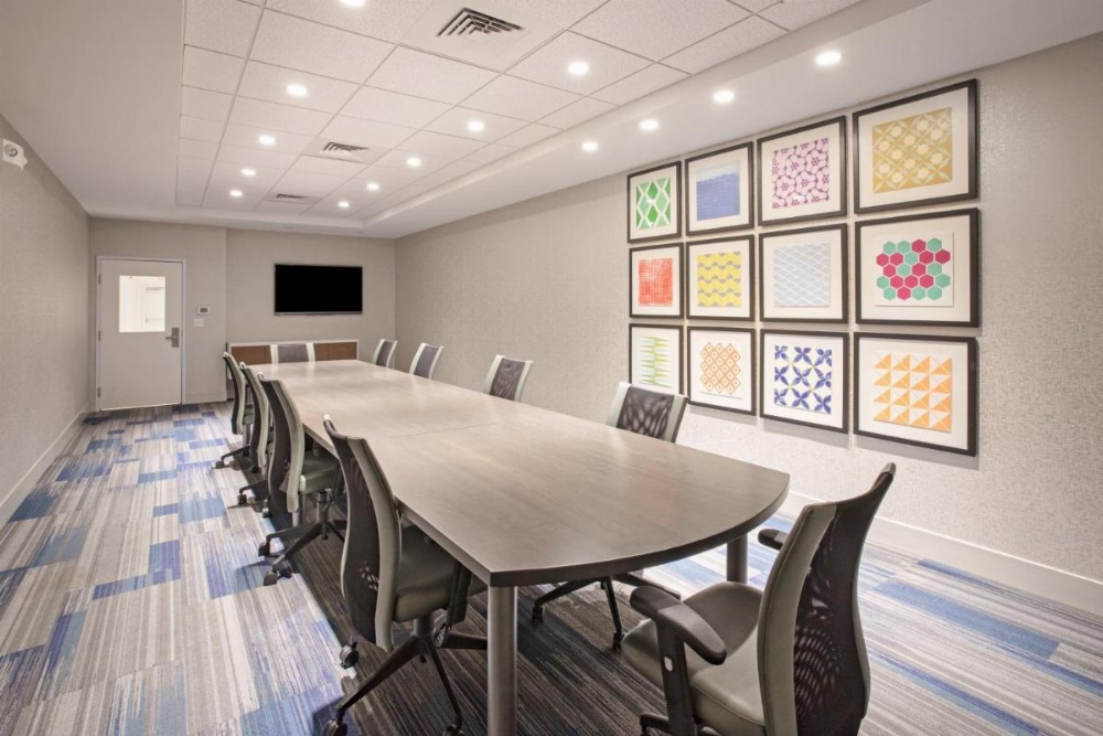 Holiday Inn Express & Suites Manhattan Image 12