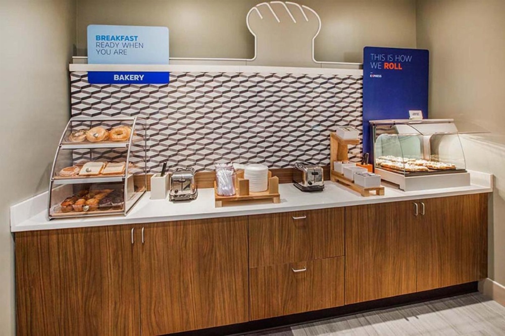 Holiday Inn Express & Suites Manhattan Image 19