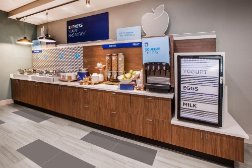 Holiday Inn Express & Suites Manhattan image 20