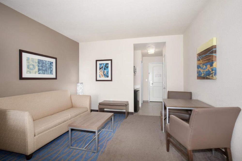 Holiday Inn Express & Suites Manhattan Image 28