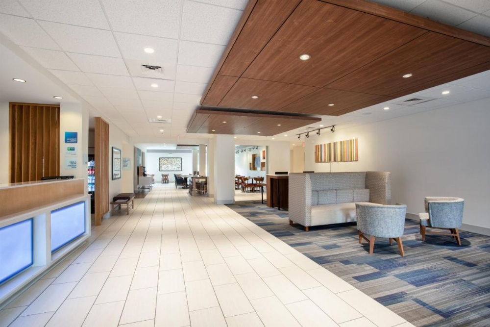Holiday Inn Express & Suites Manhattan Image 32