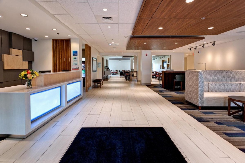 Holiday Inn Express & Suites Manhattan Image 33