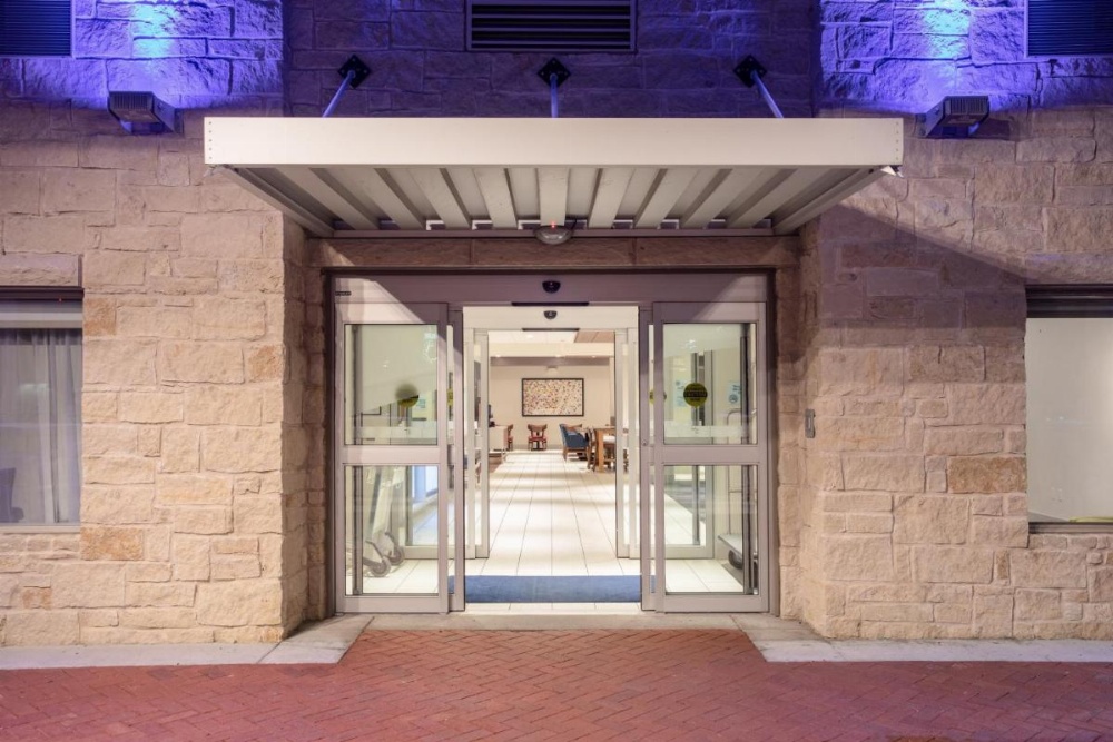 Holiday Inn Express & Suites Manhattan Image 38