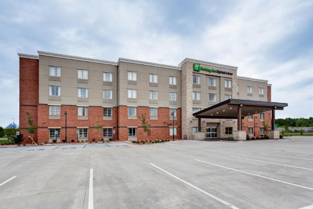 Holiday Inn Express & Suites Manhattan Image 40